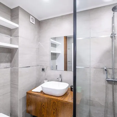 Riu - Close To Bars Shops And Restaurants *