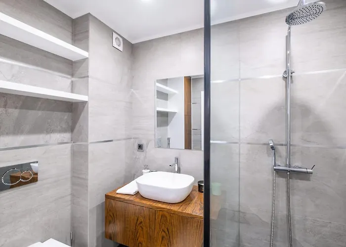 Riu - Close To Bars Shops And Restaurants *