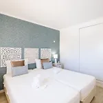 Riu - Close To Bars Shops And Restaurants *